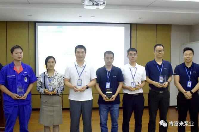 星空官方网站-星空online(中国)陈迪总经理为突出贡献团队代表颁奖